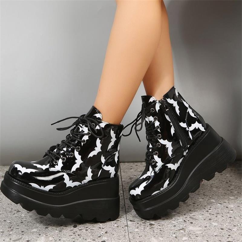 Brand New Ladies Platform Ankle Boots Fashion Gothic Print Bat Buckle Wedges High Heels Women&#39;s Boots Party Street Woman Shoes