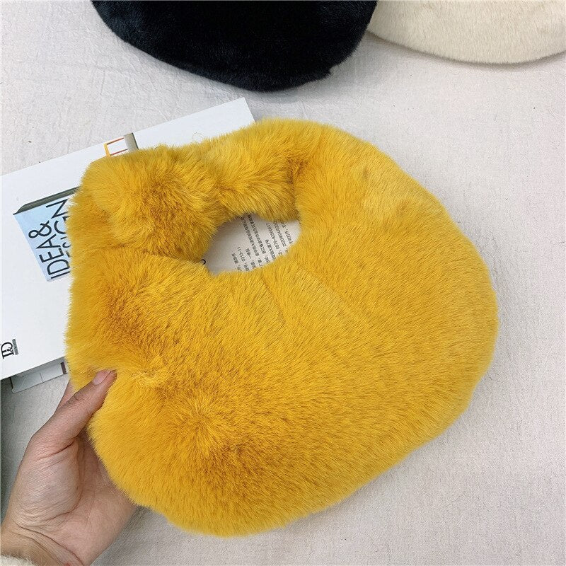 Luxury Women Handbags Warm Plush Fur Half Moon Bag Wrist Bags for Women Fashion Furry Short Clutch Women Ladies Coin Purses