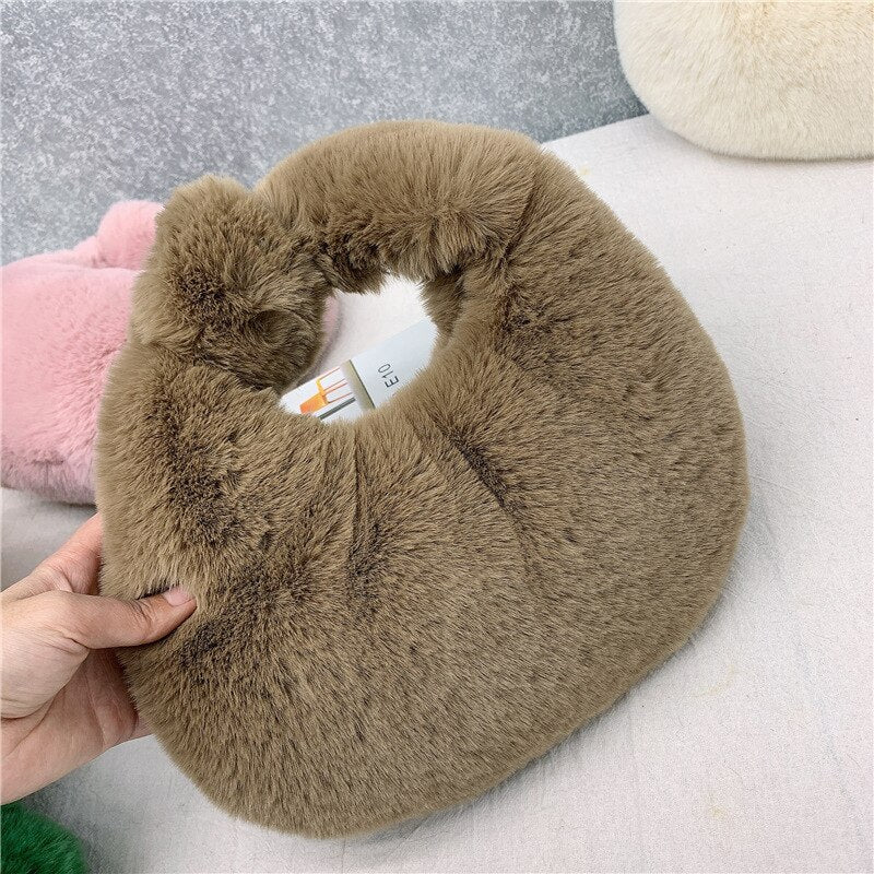 Luxury Women Handbags Warm Plush Fur Half Moon Bag Wrist Bags for Women Fashion Furry Short Clutch Women Ladies Coin Purses