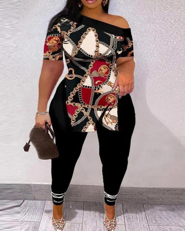 Conjunto de blusa e calça com estampa de corrente e fenda lateral plus size