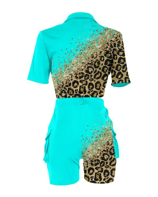 Conjunto de blusa com estampa de leopardo contrastante e short cintura alta