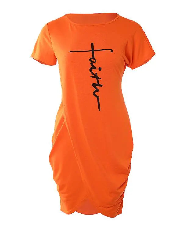 Vestido casual assimétrico com estampa de letras