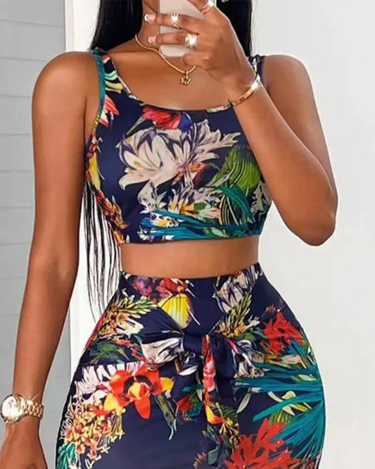 Conjunto de regata e saia com estampa tropical